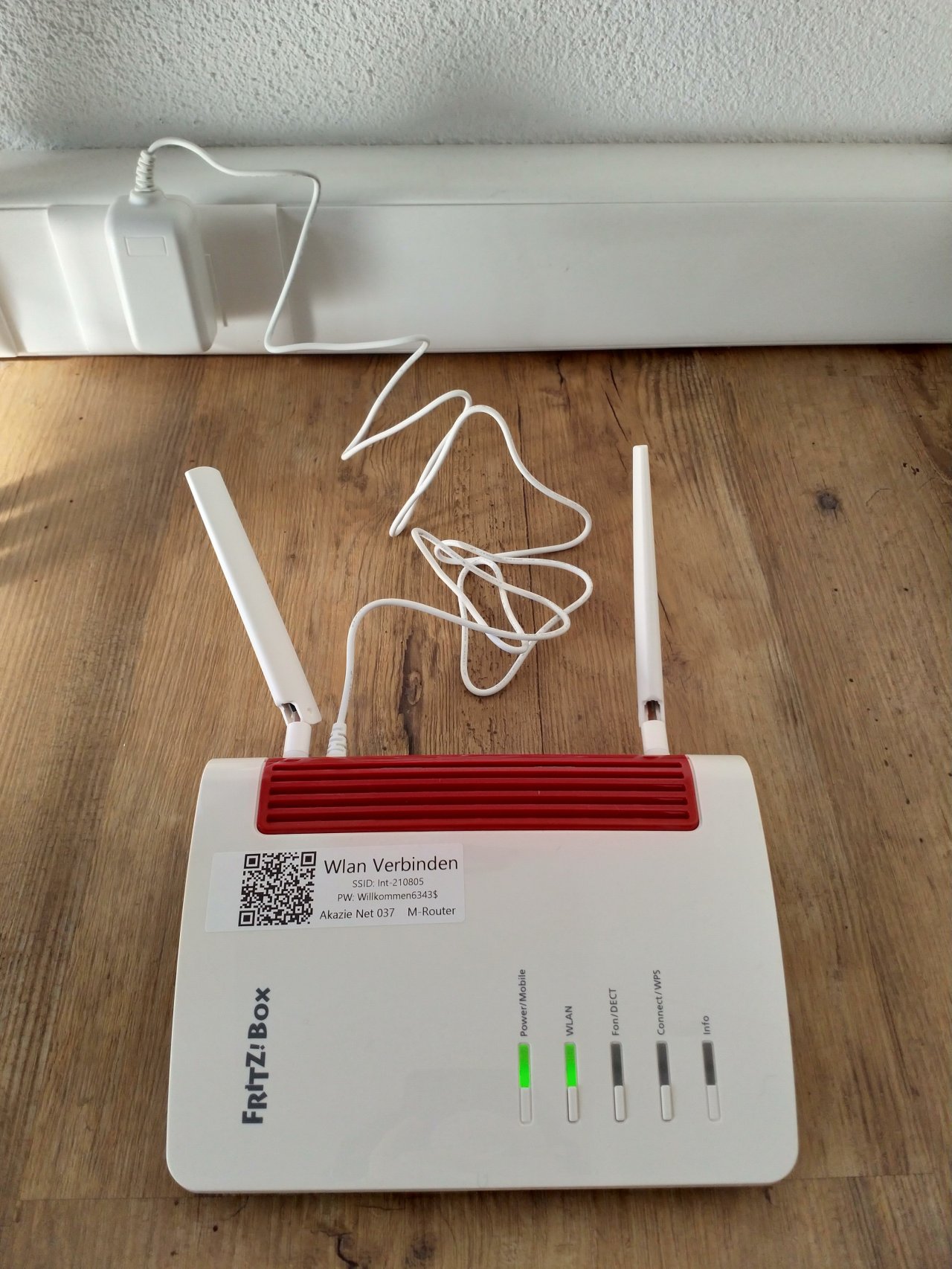 Der verbundene Router. Es blinkt das Lämplein bei WLAN. 