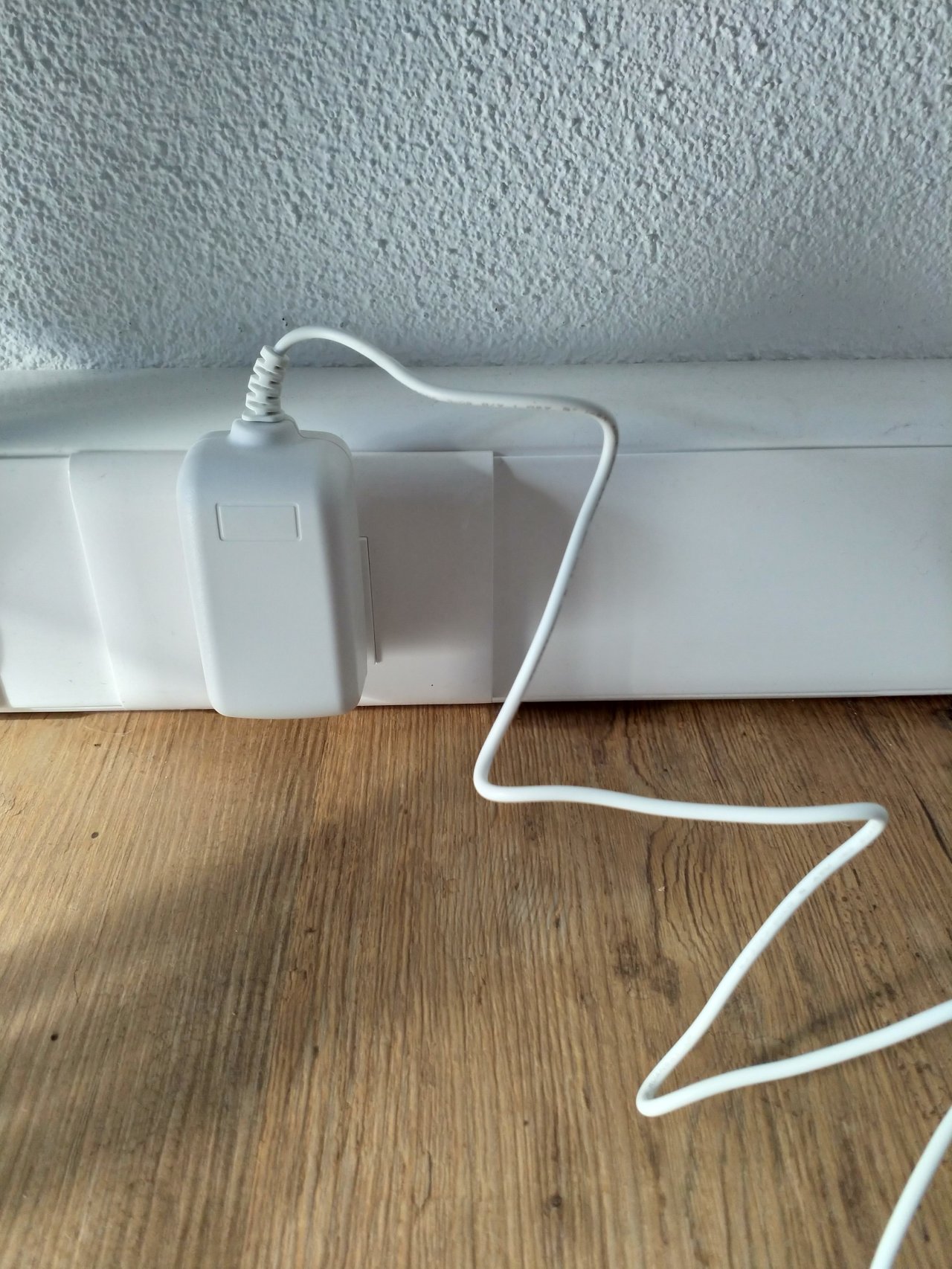 Eine Steckdose, wo der Router mit Internet eingesteckt wird. 